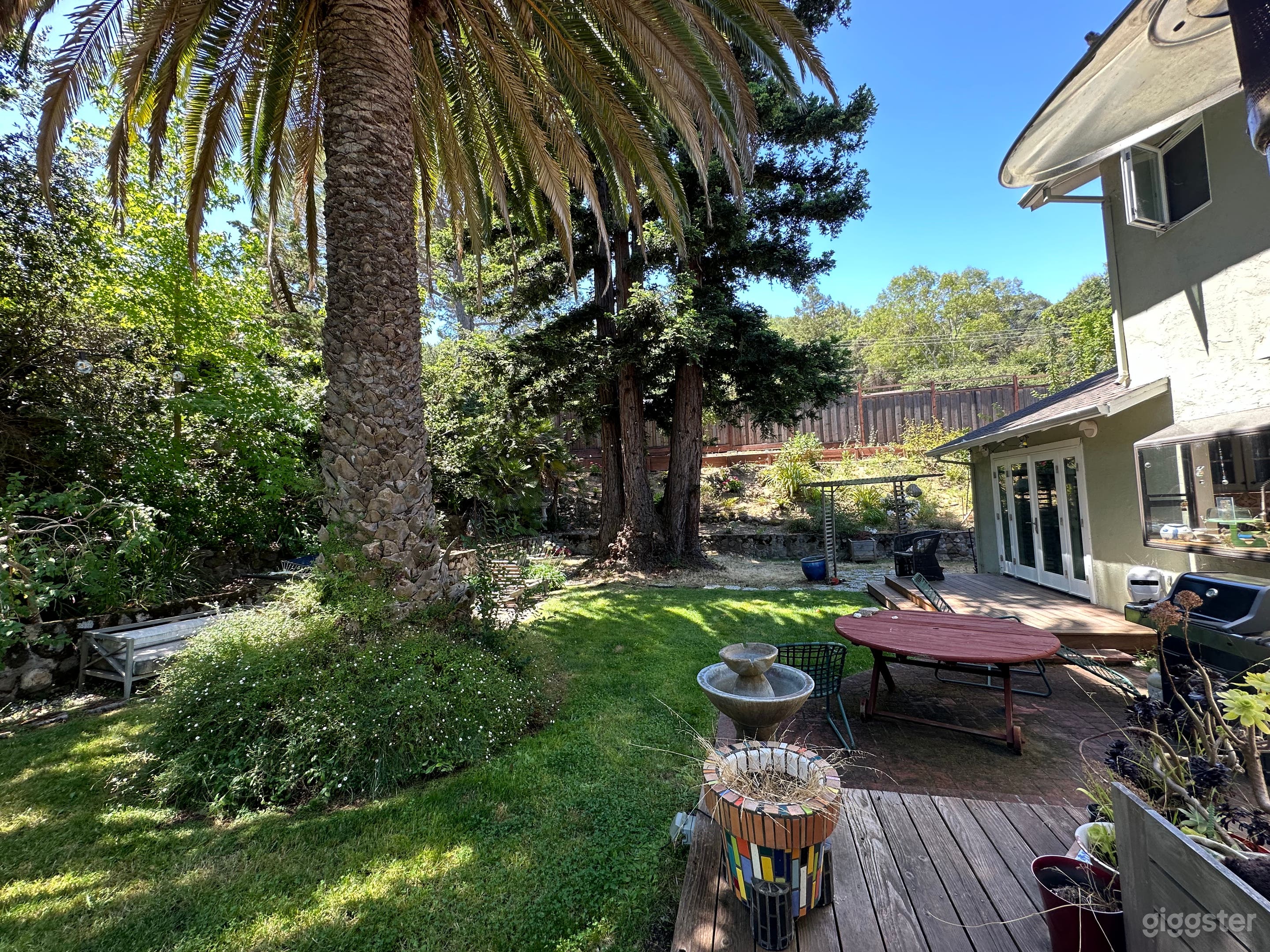 Art, antique and book filled home, beautiful yard Photo 1