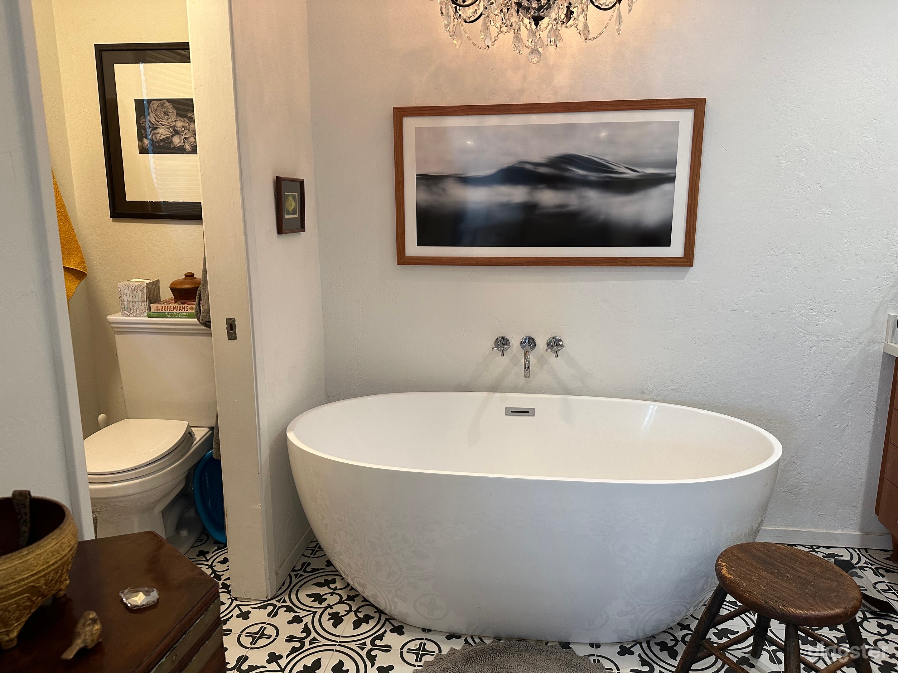 Art, antique and book filled home, beautiful yard Photo 3