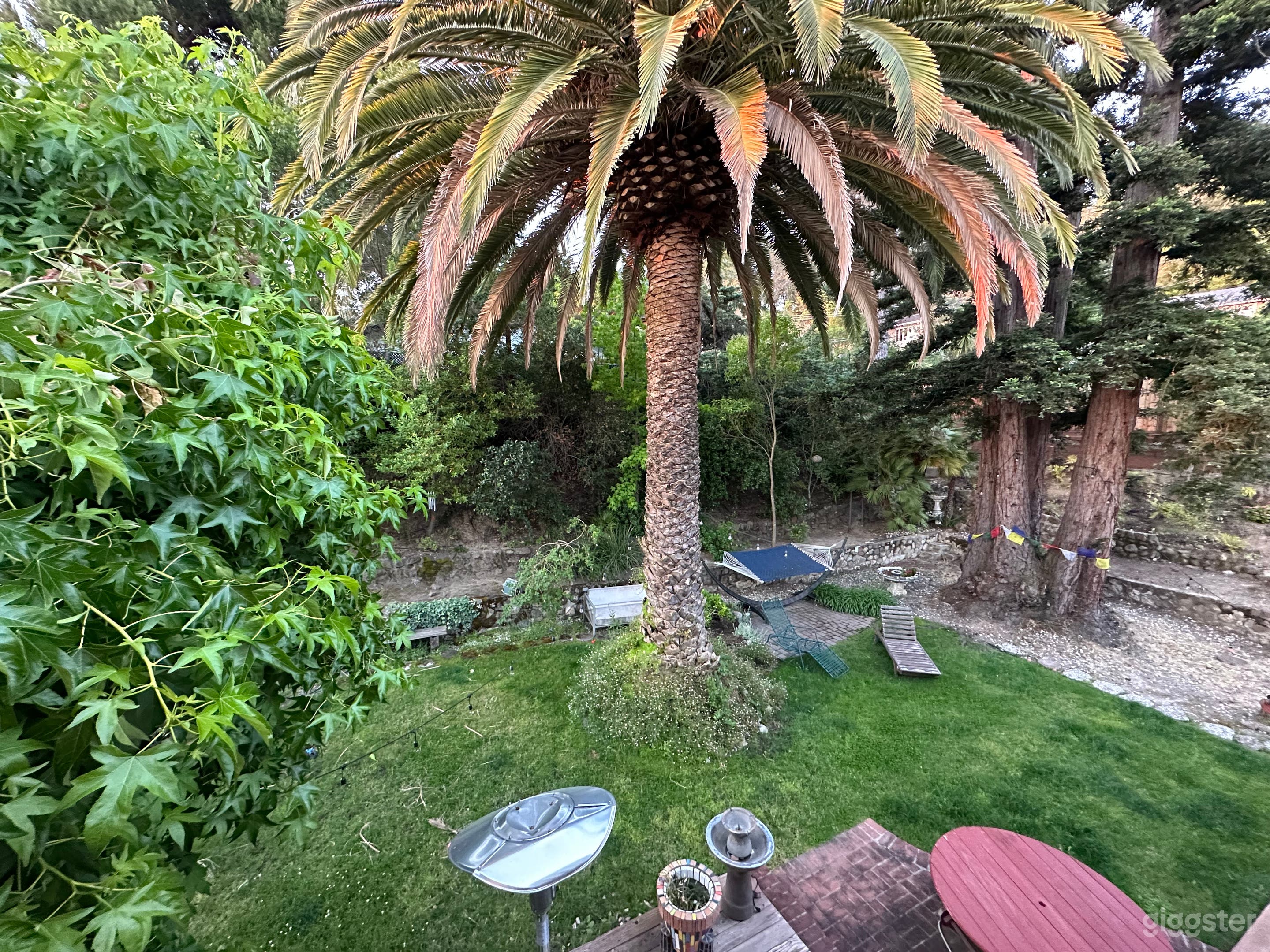 Art, antique and book filled home, beautiful yard Photo 2