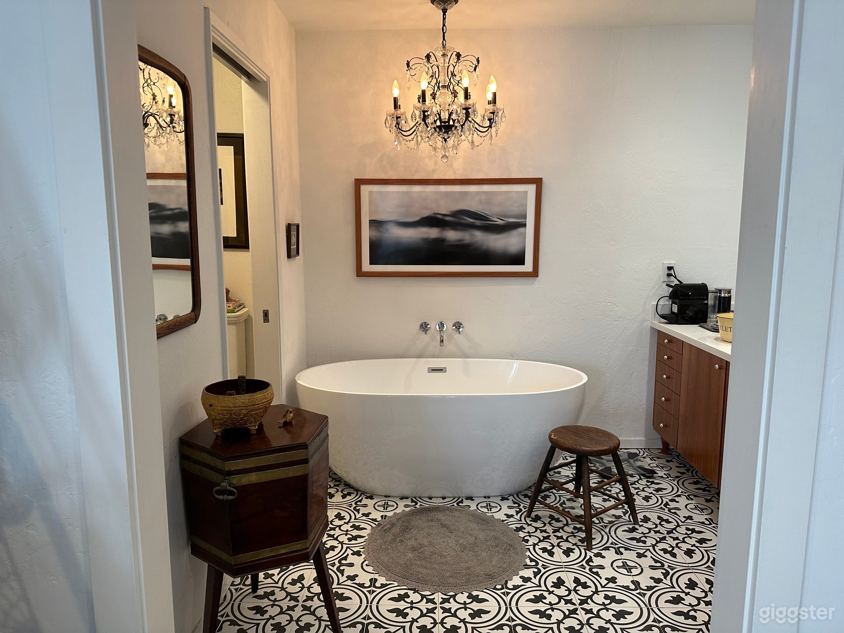 Art, antique and book filled home, beautiful yard Photo 4