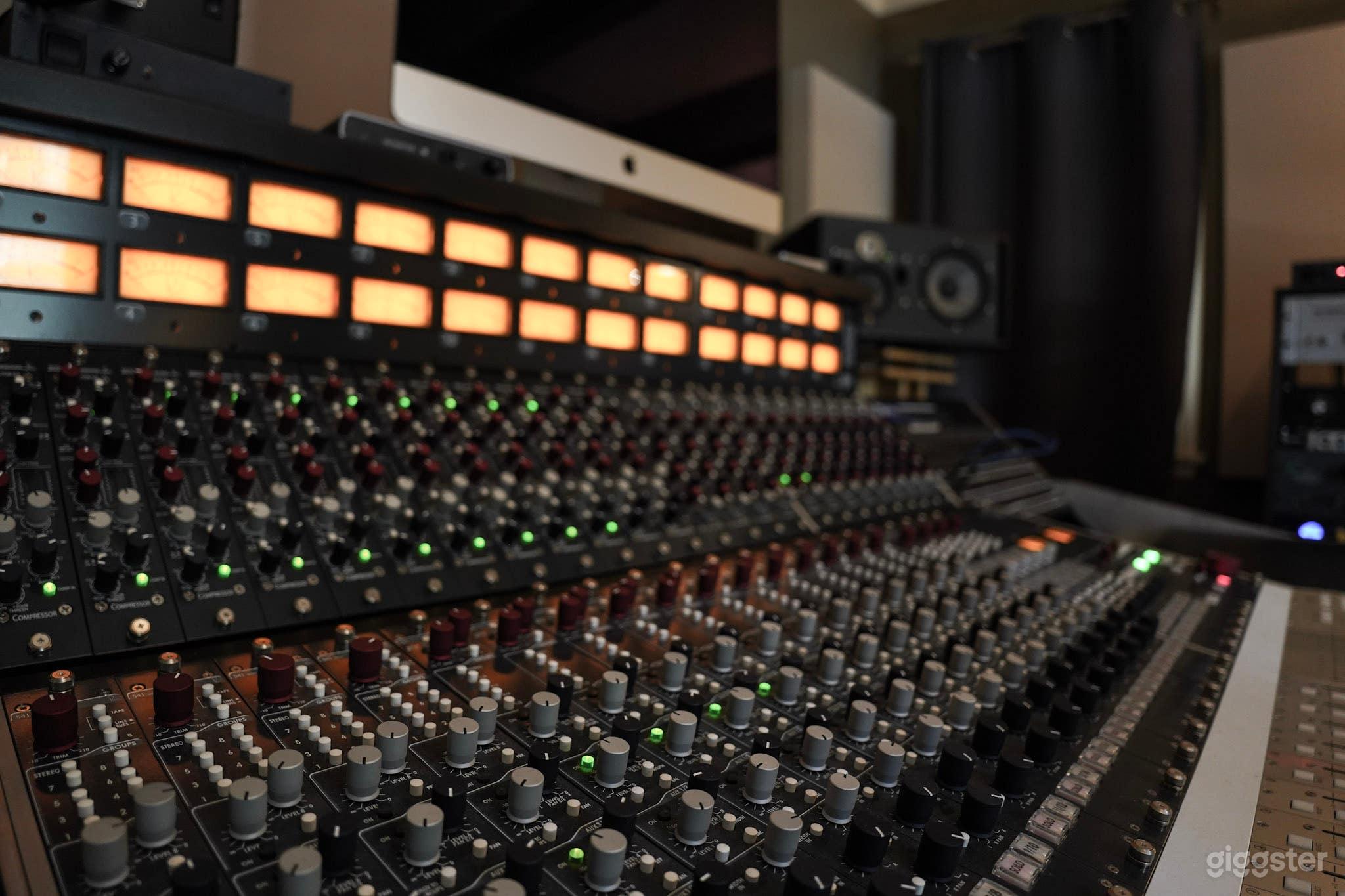 Fully analog, boutique producer's studio Photo 3