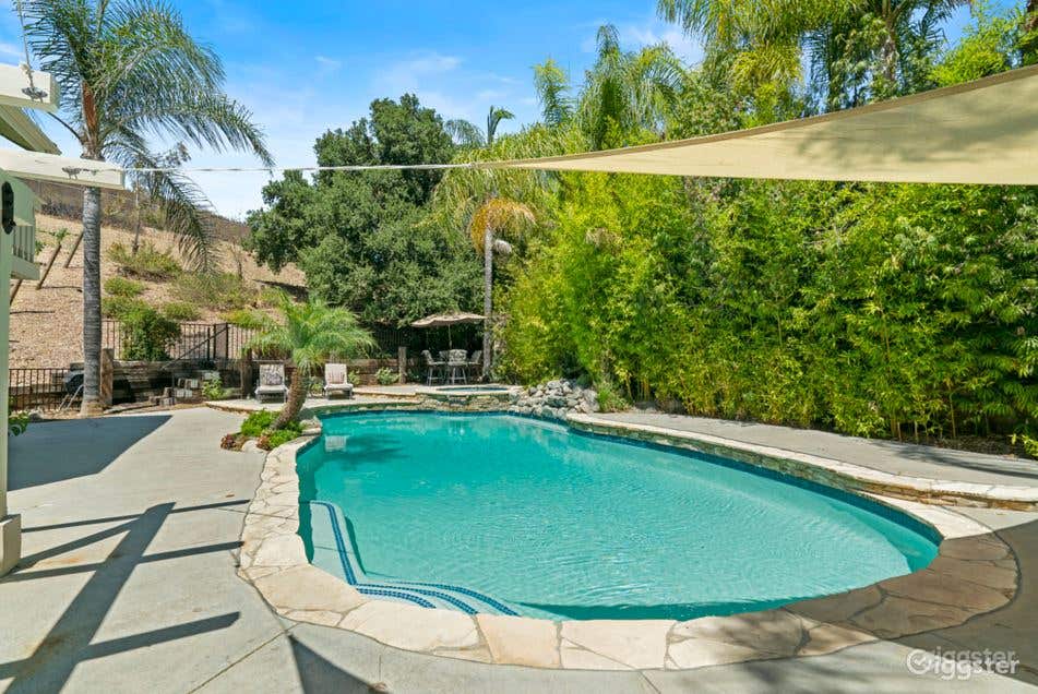 Sparkling Water Salt Pool w/ Jacuzzi Photo 1