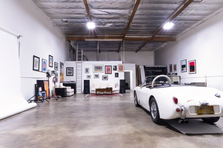  Ample room for small vehicles 