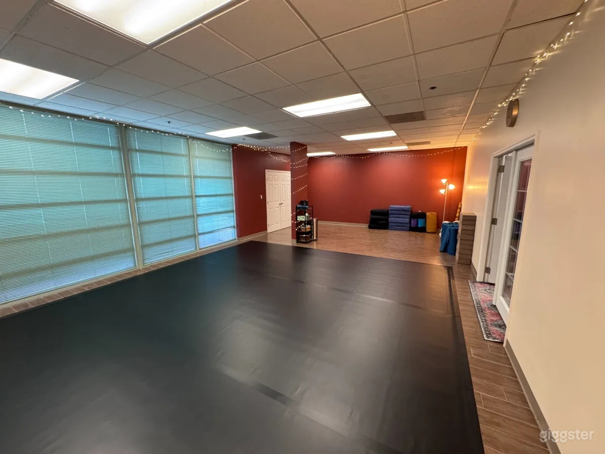 Spacious Yoga & Dance Studio | Fully Equipped + Mirrored Photo 2