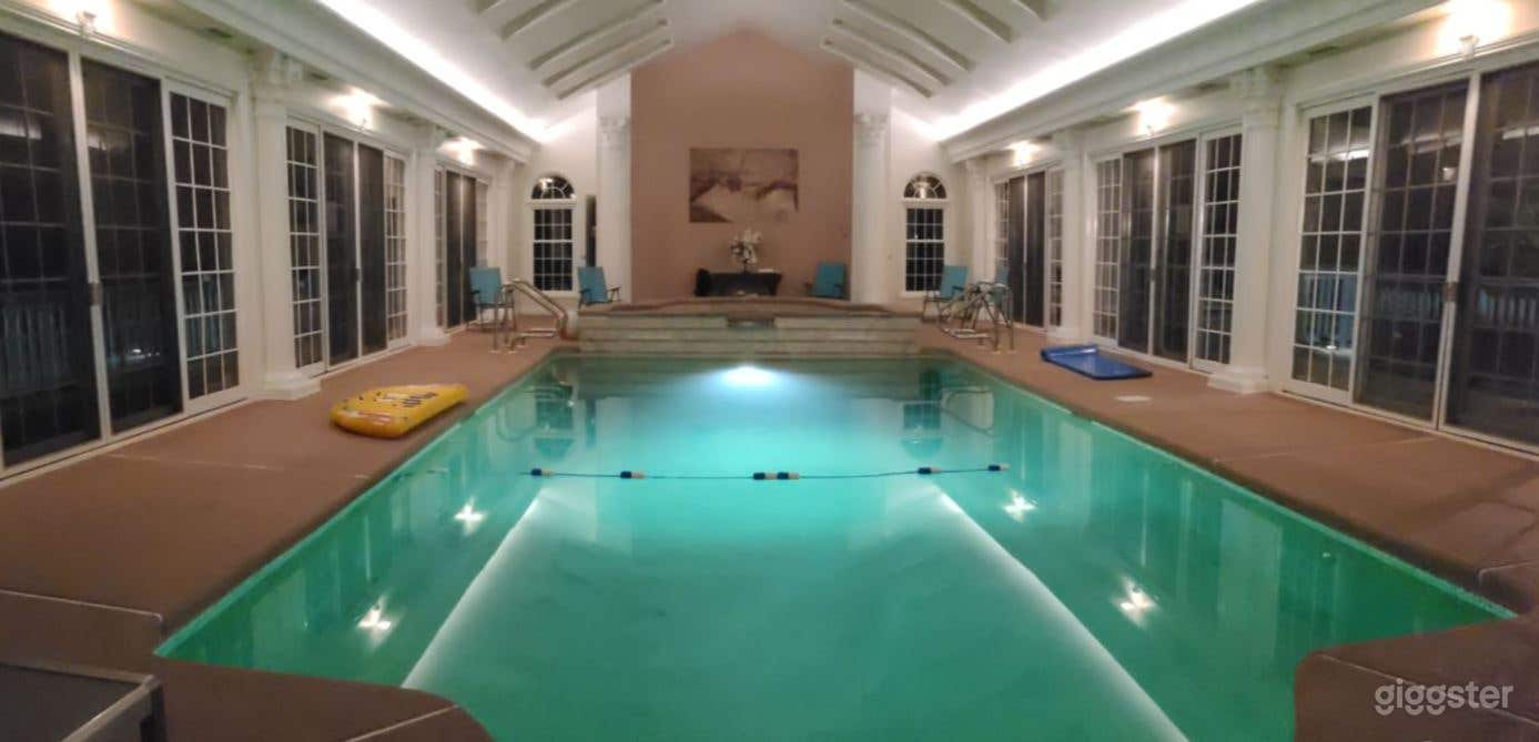 Elegant Indoor pool with Jacuzzi Photo 2