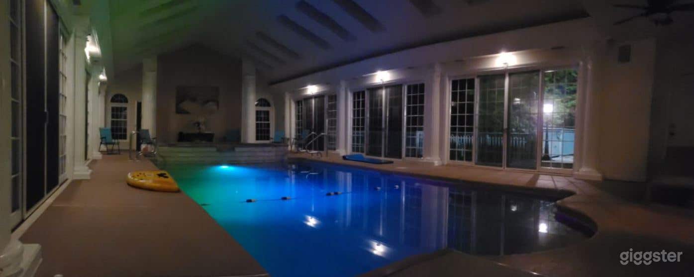 Elegant Indoor pool with Jacuzzi Photo 3