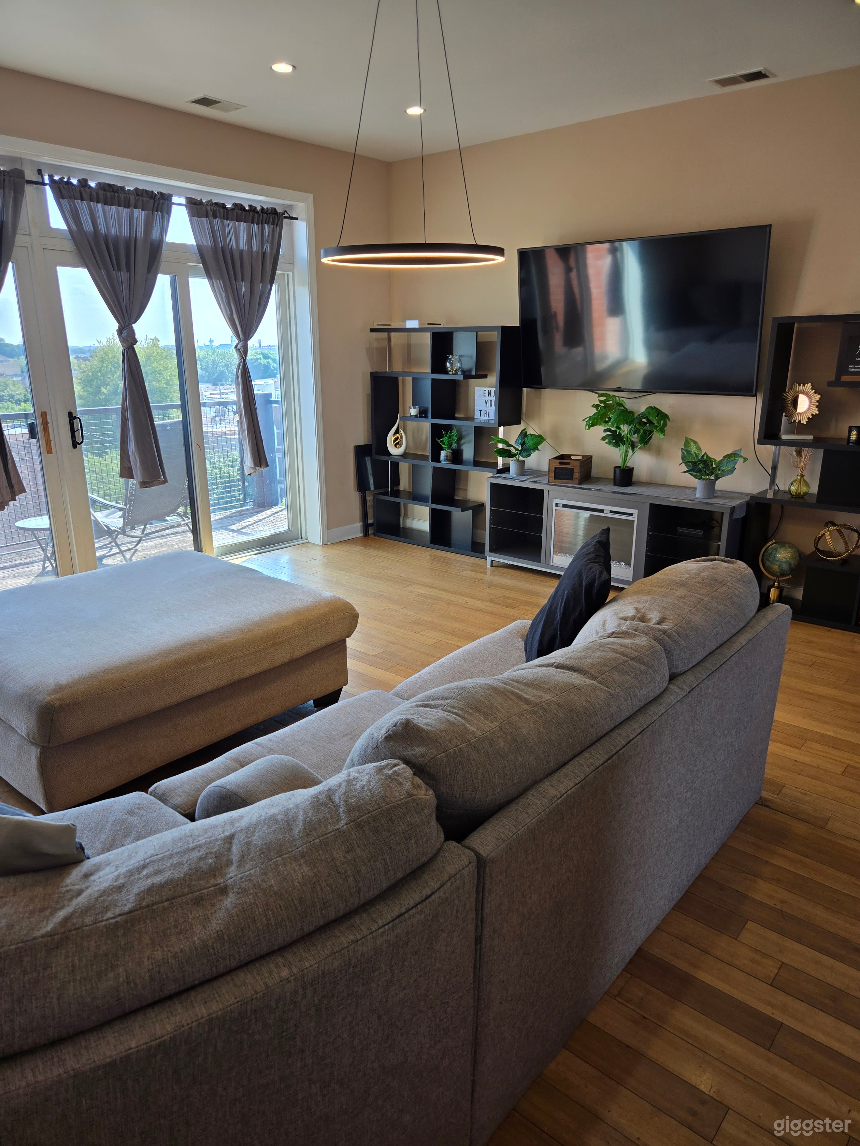 Private Penthouse with Rooftop Skyline Views Photo 2