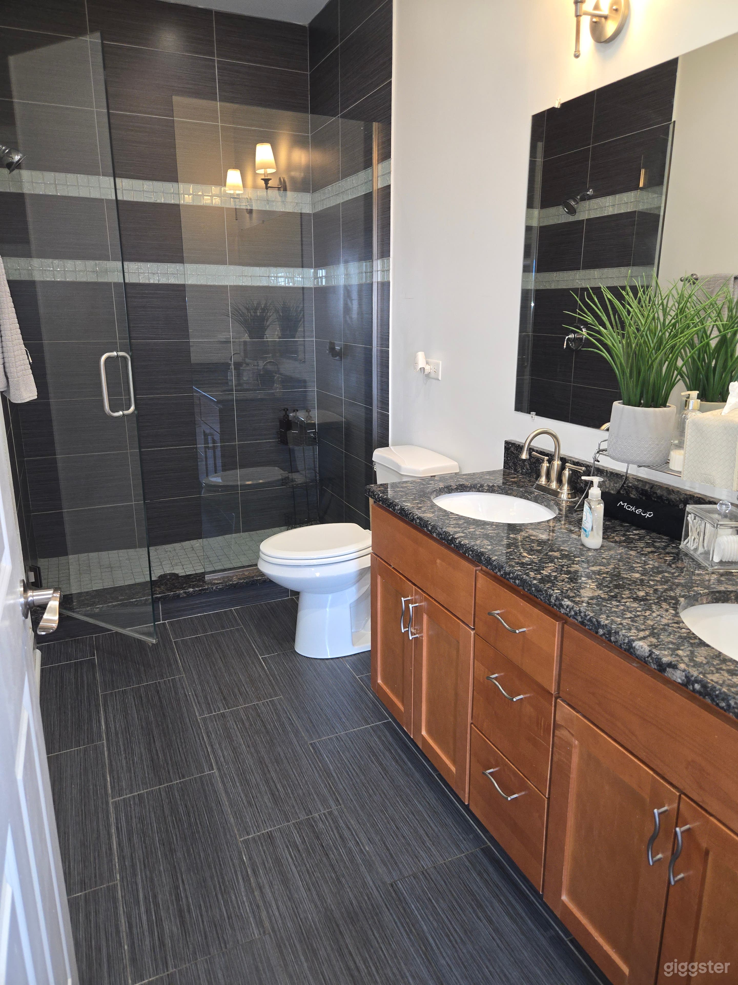 Private Penthouse with Rooftop Skyline Views Photo 4