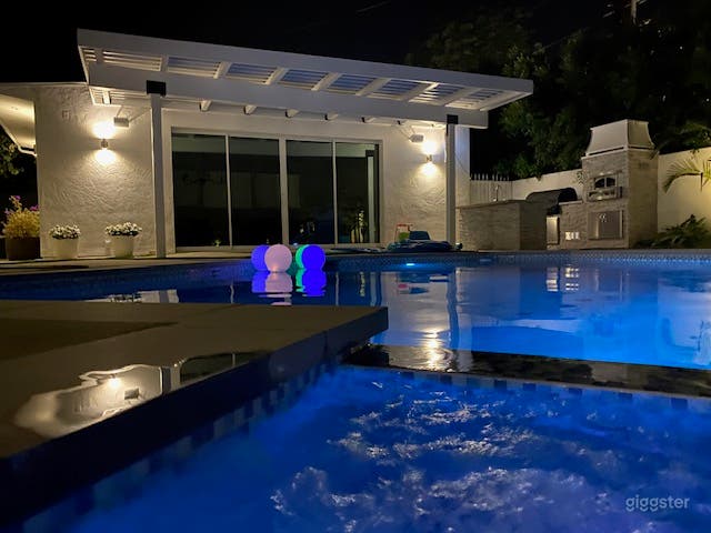  Gorgeous Pool in a Ranch Style Home 