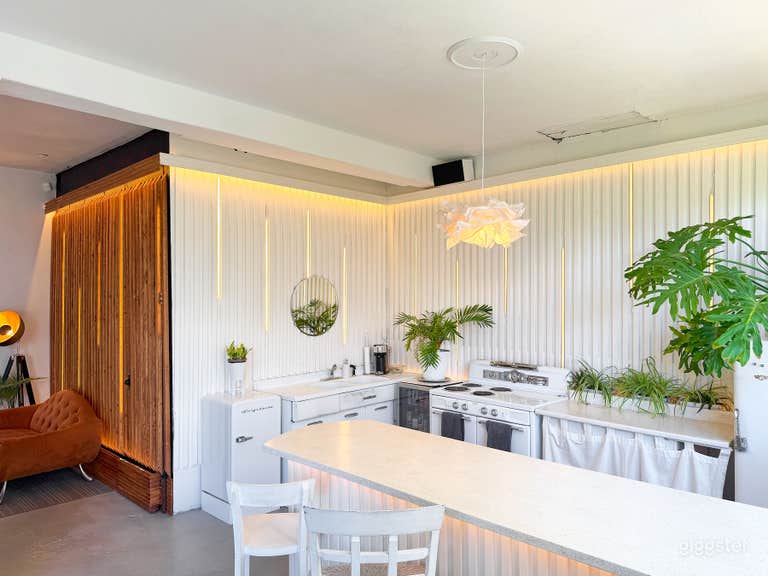  Beautiful natural light NYC'esque studio downtown Vancouver! 
