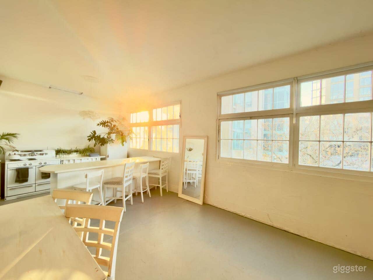 Beautiful natural light NYC'esque loft studio! Photo 1