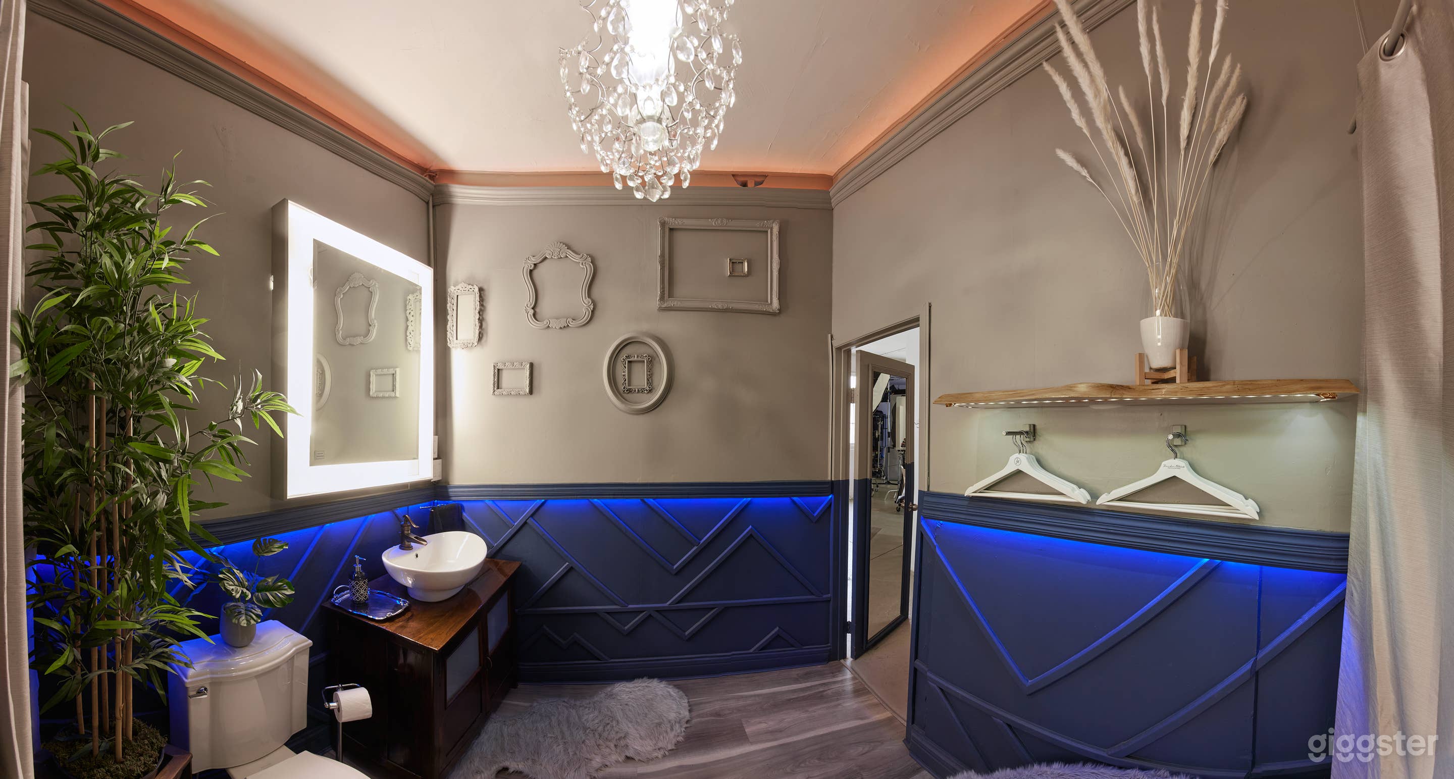 Beautiful natural light NYC'esque loft studio!  Photo 4