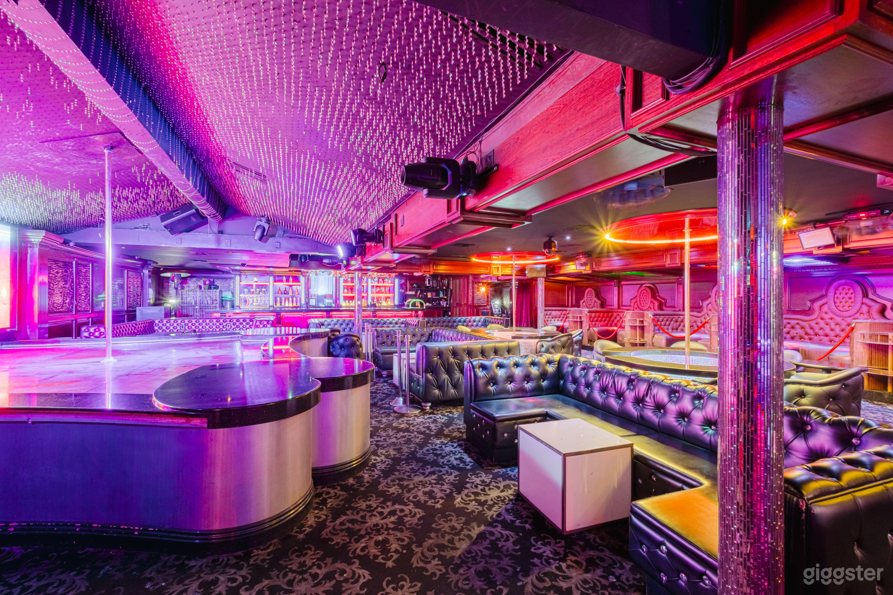 DAZZLING CLASSIC STRIP CLUB: THE VELVET LOUNGE  Photo 2