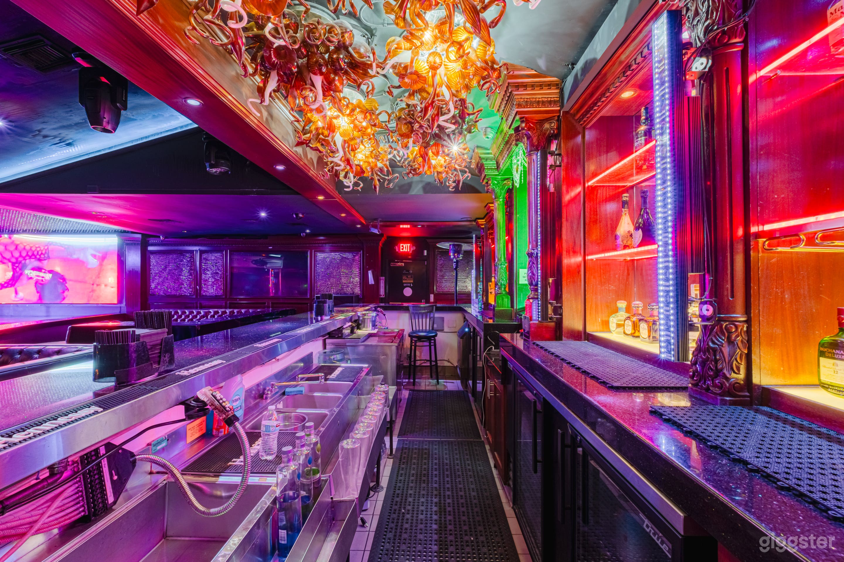 DAZZLING CLASSIC STRIP CLUB: THE VELVET LOUNGE  Photo 4