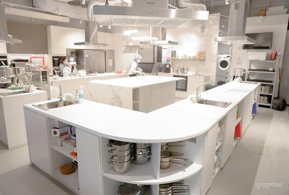 Modern Co-Sharing Kitchen Studio in Singapore (Half Studio Rental) Photo 1