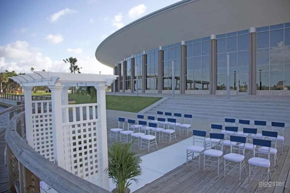 Modern River View Terrace Photo 3