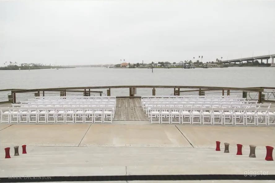 Modern River View Terrace Photo 2