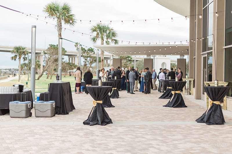 Modern River View Terrace Photo 4