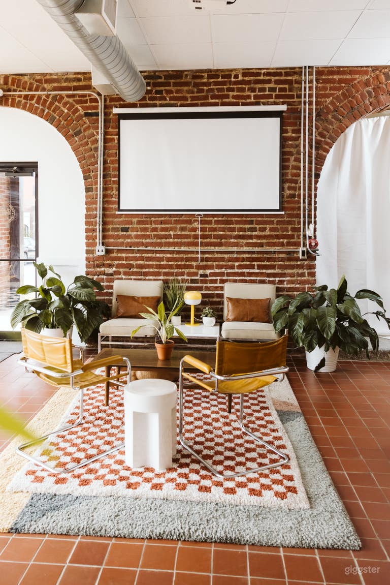  Lounge in the Heart of the City 