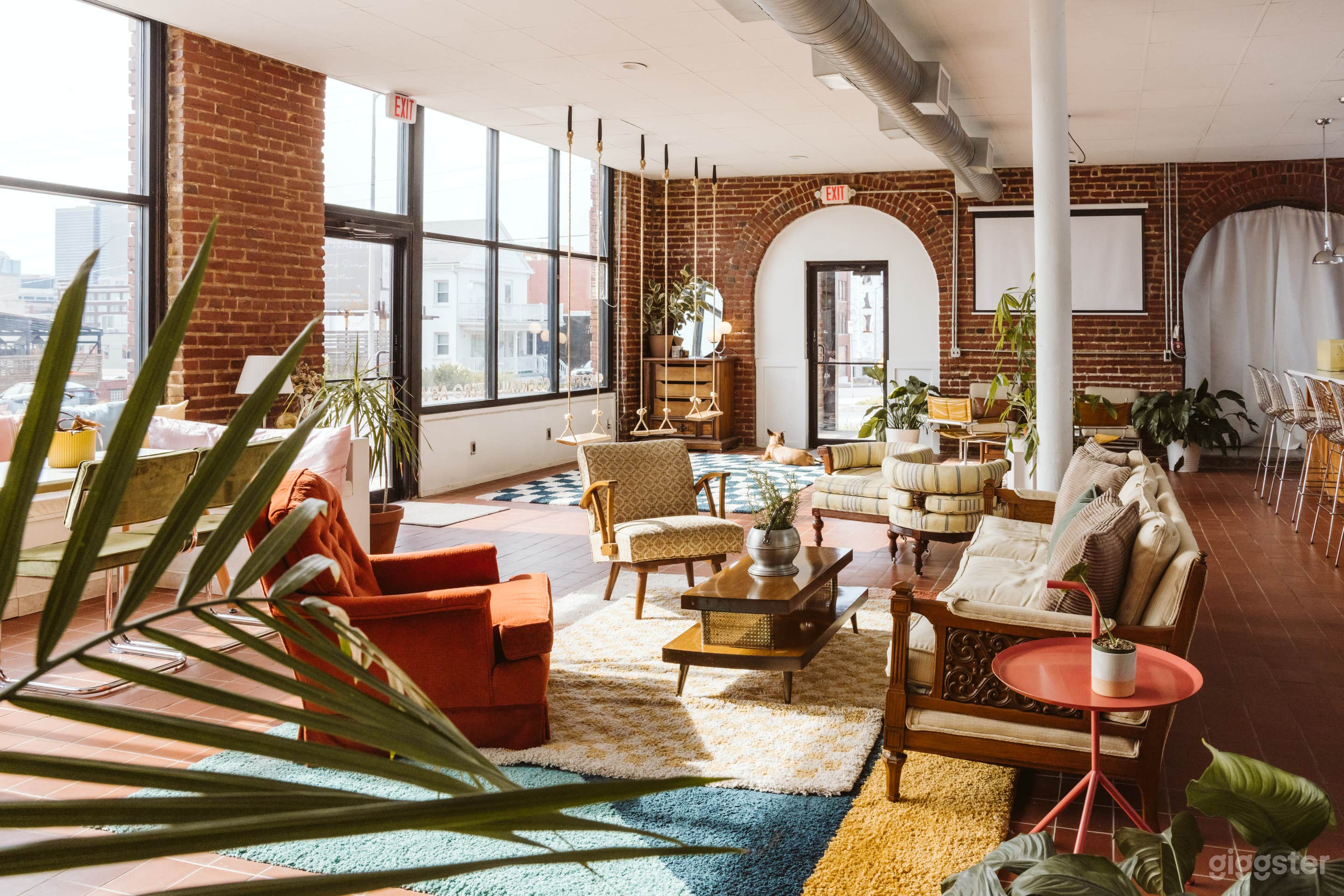 Lounge in the Heart of the City Photo 1