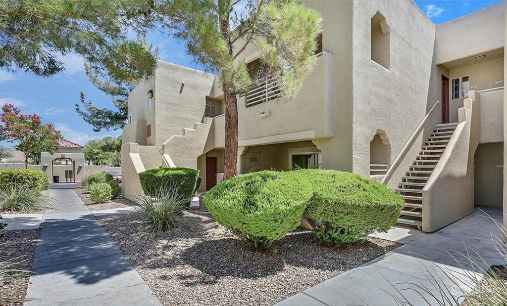 Southwestern style condo Photo 1