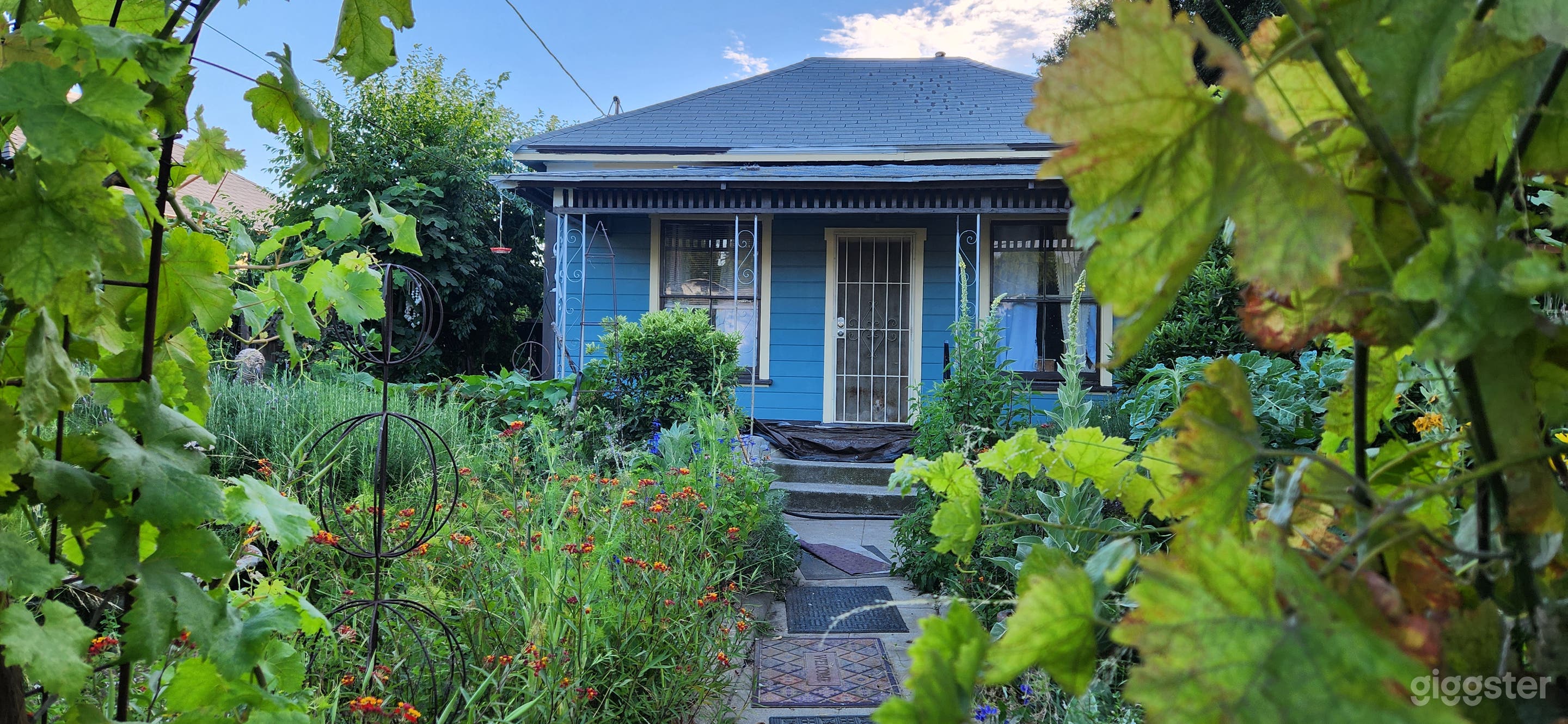 Charming Cozy Home with Garden Photo 3