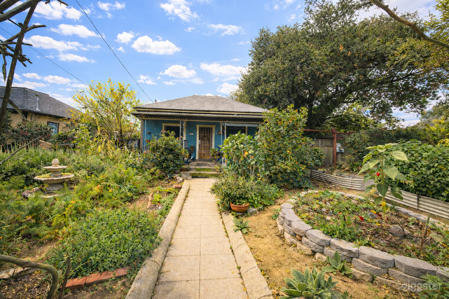 Charming Cozy Home with Garden Photo 2