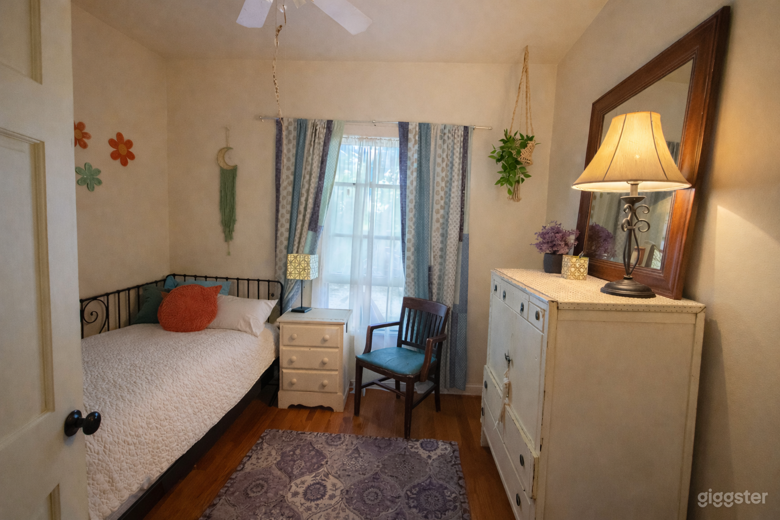 Charming Cozy Home with Garden Photo 4