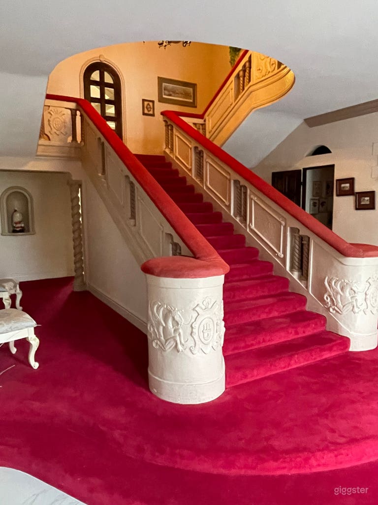  Grand staircase. Perfect for photo shoots in a mansion setting. 