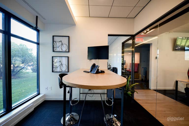  Private Offices in 24/7 Montreal Coworking Space 