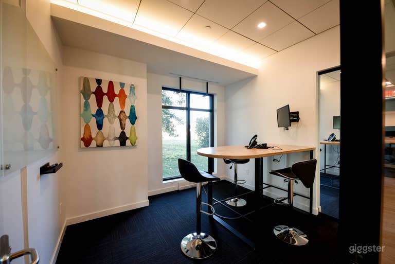  Private Offices in 24/7 Montreal Coworking Space 