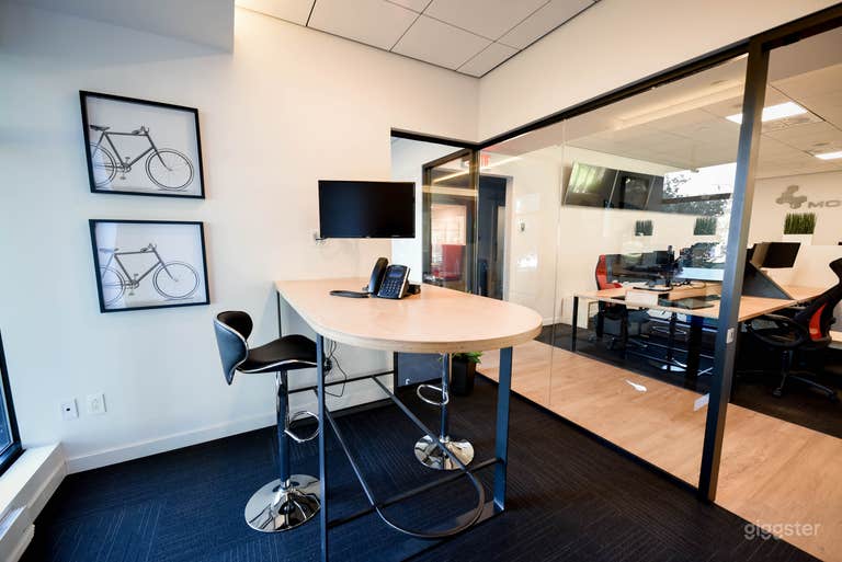  Private Offices in 24/7 Montreal Coworking Space 