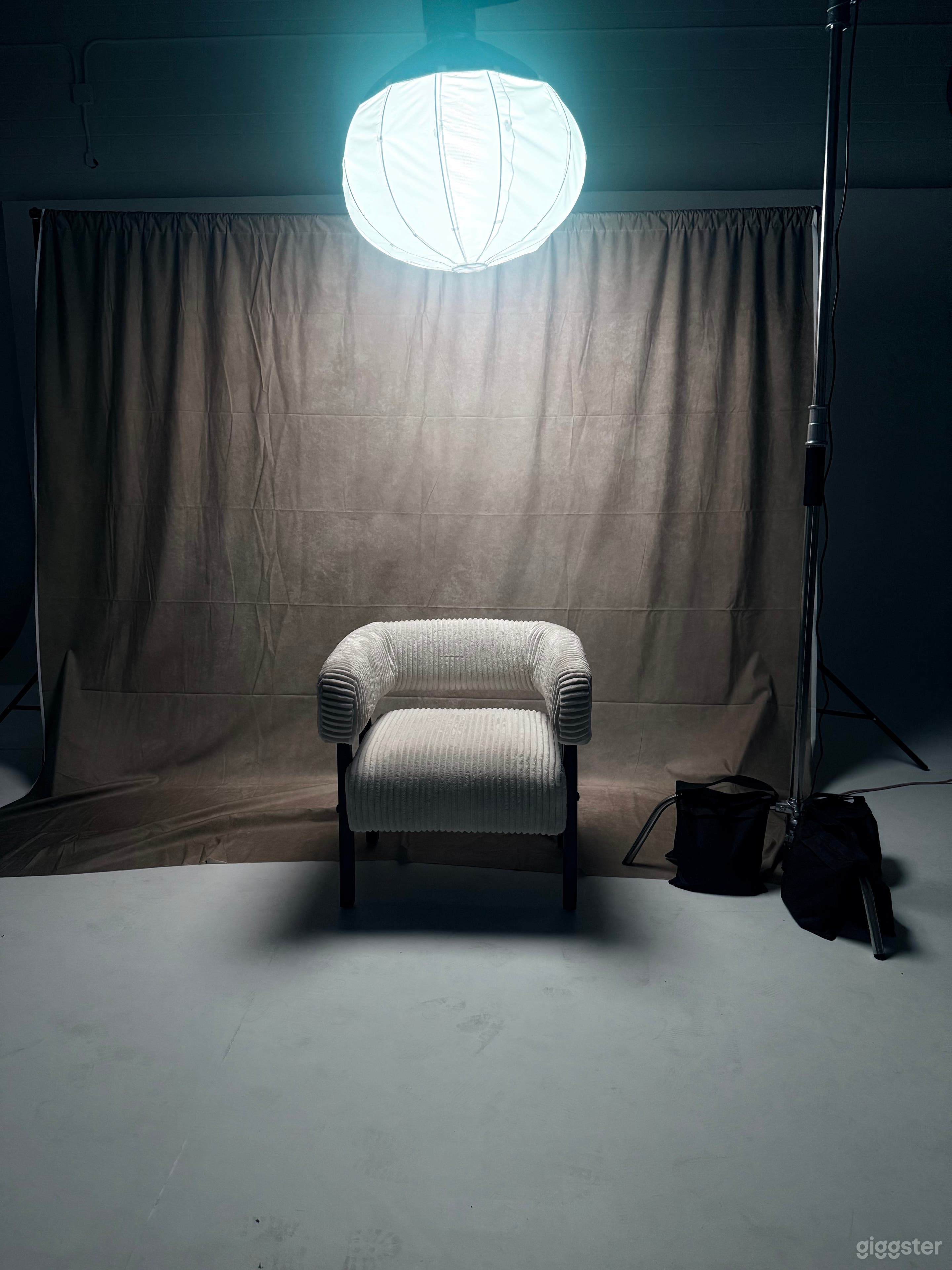 Modern Photo/Video Studio w/ Cyc Wall + Lighting Included Photo 4