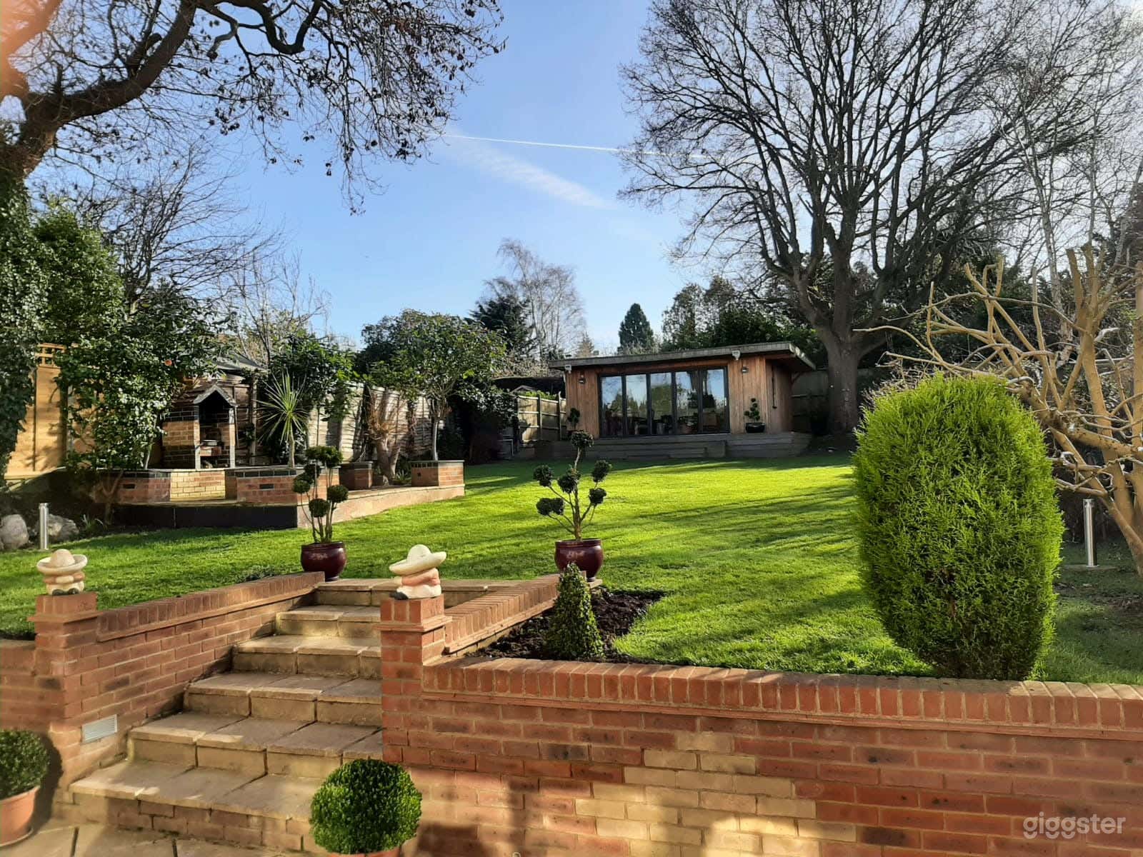 Beautiful Semi Detached House Photo 2