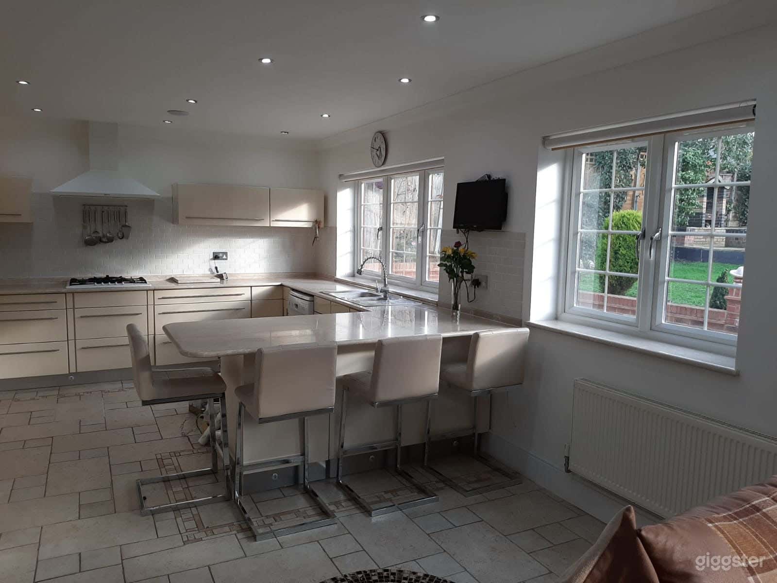 Beautiful Semi Detached House Photo 3