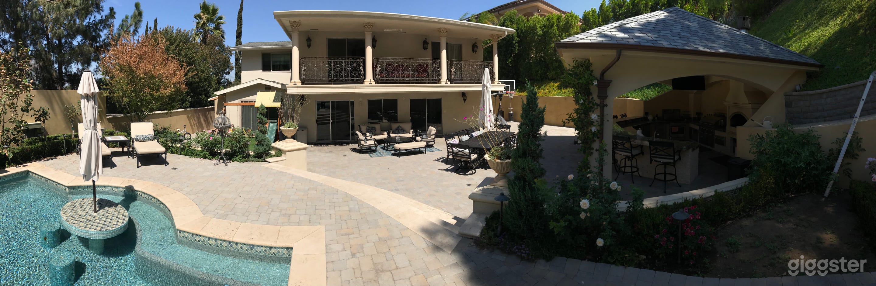 Exquisite house with an amazing back yard Photo 3