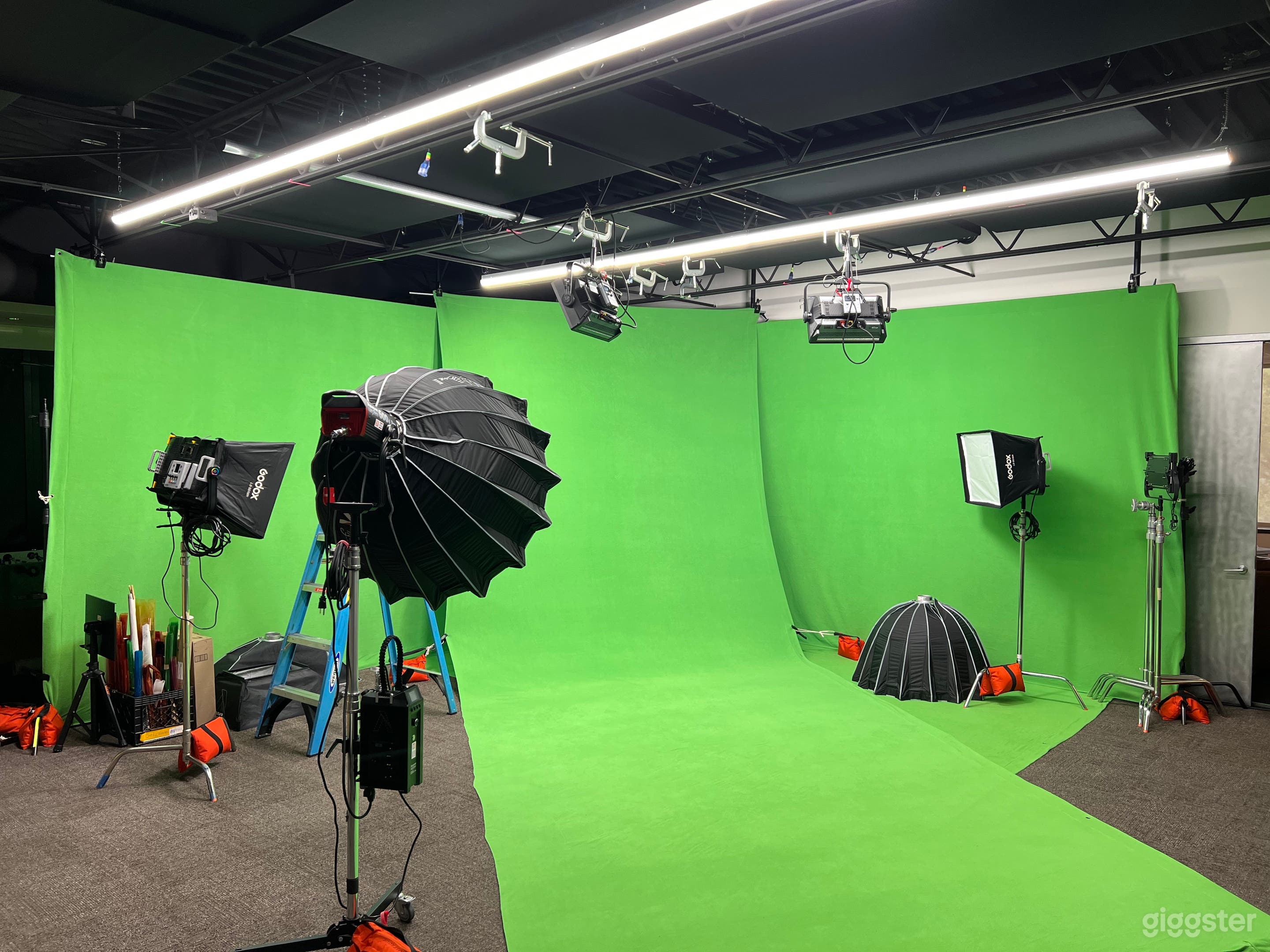 greenscreen with sweep for head to toe shots