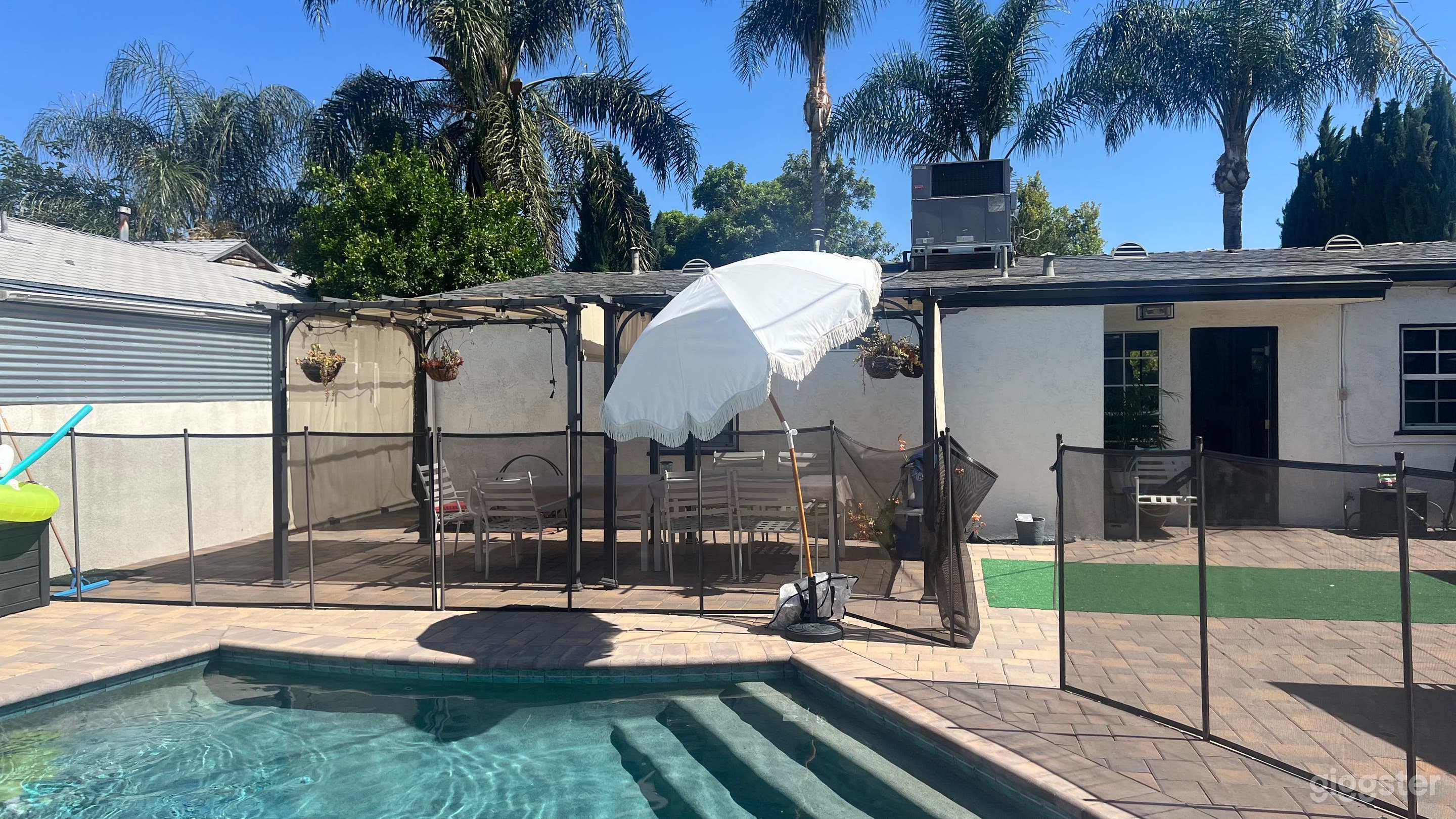 Reseda Escape Pool with Guest House Photo 2