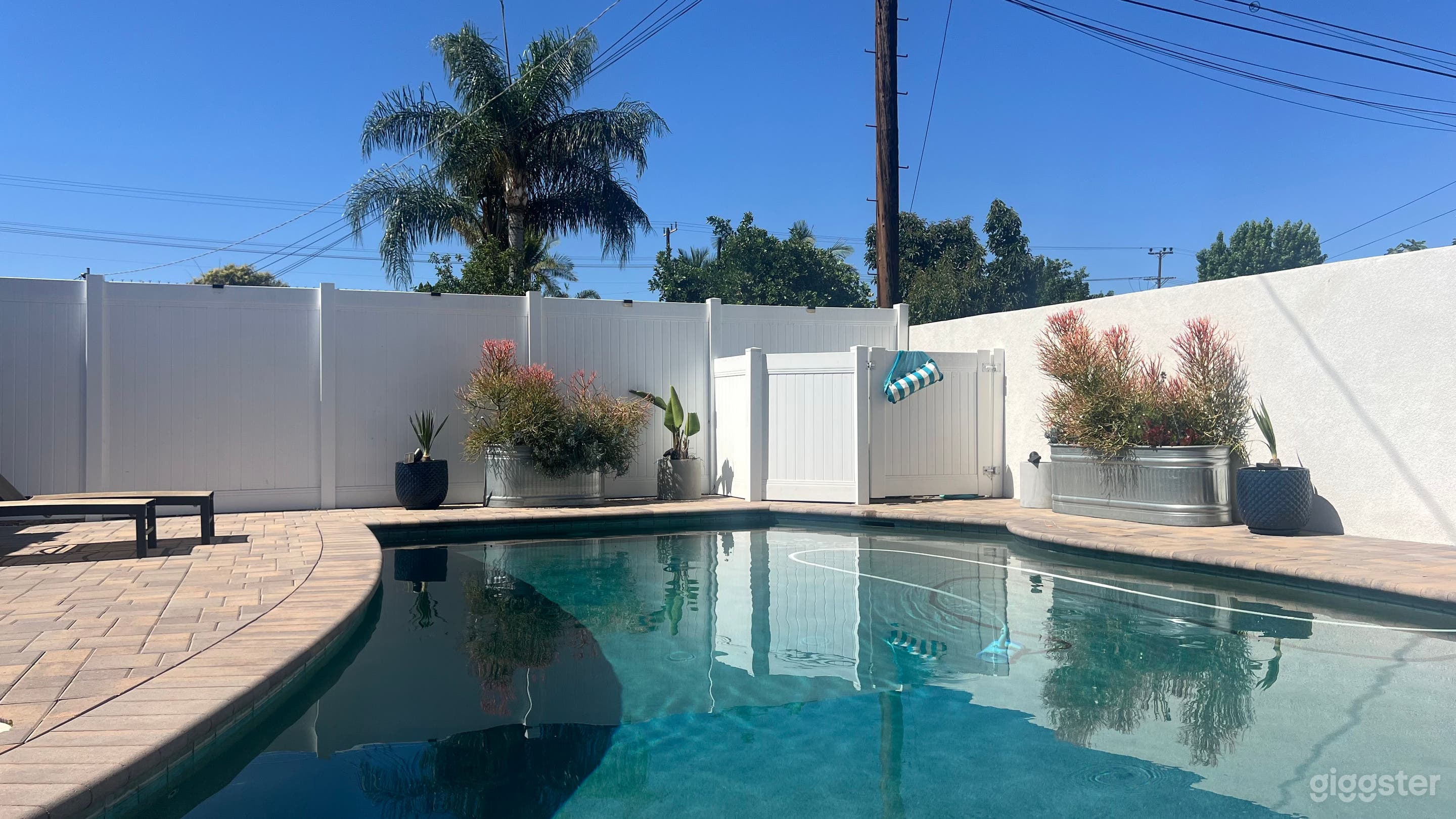 Reseda Escape Pool with Guest House Photo 1