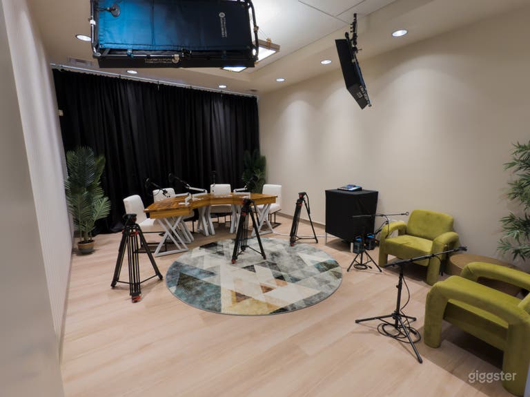  Modern, spacious, podcast studio 4 guests/mics 