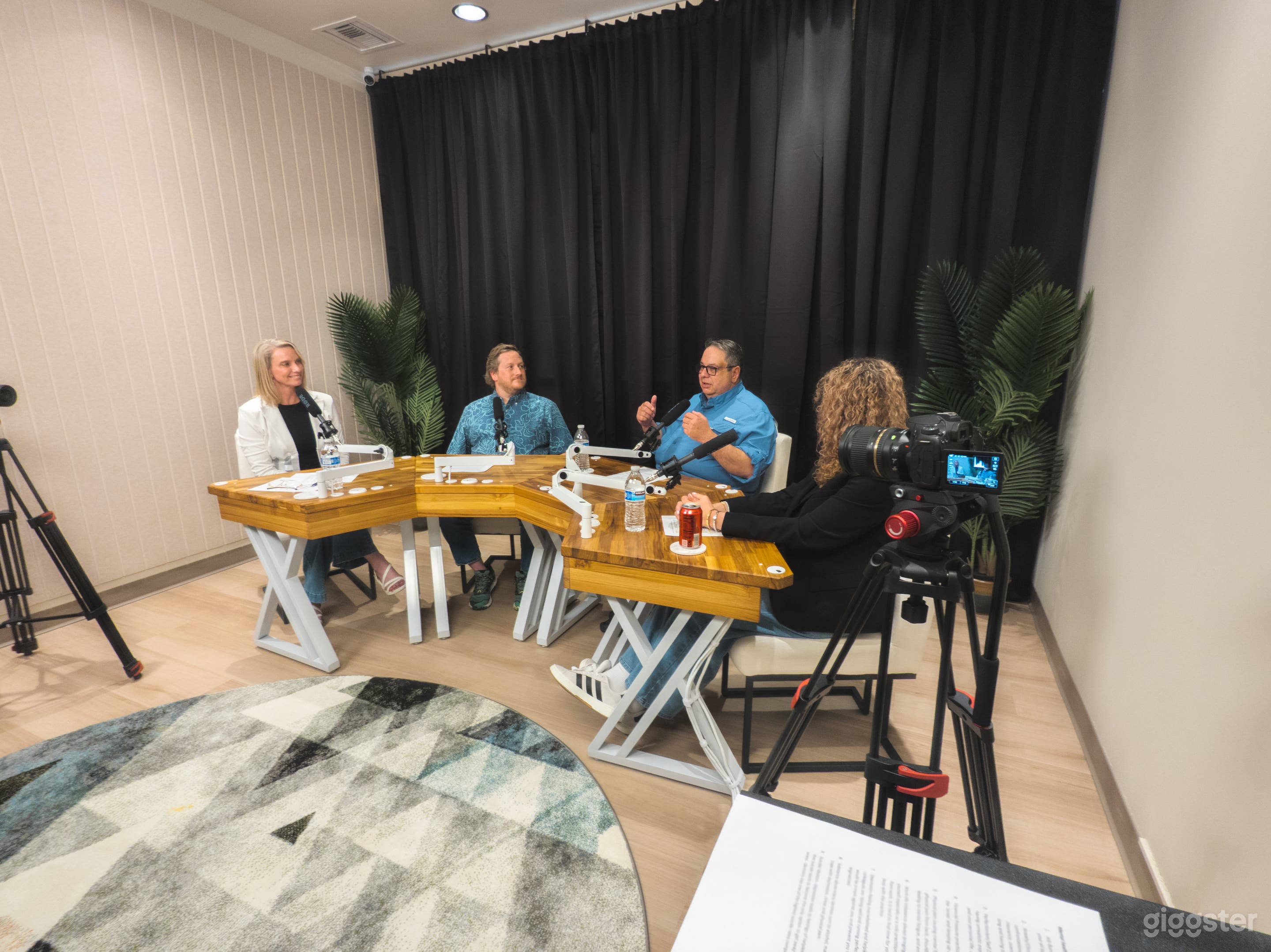 Modern, spacious, podcast studio 4 guests/mics Photo 3