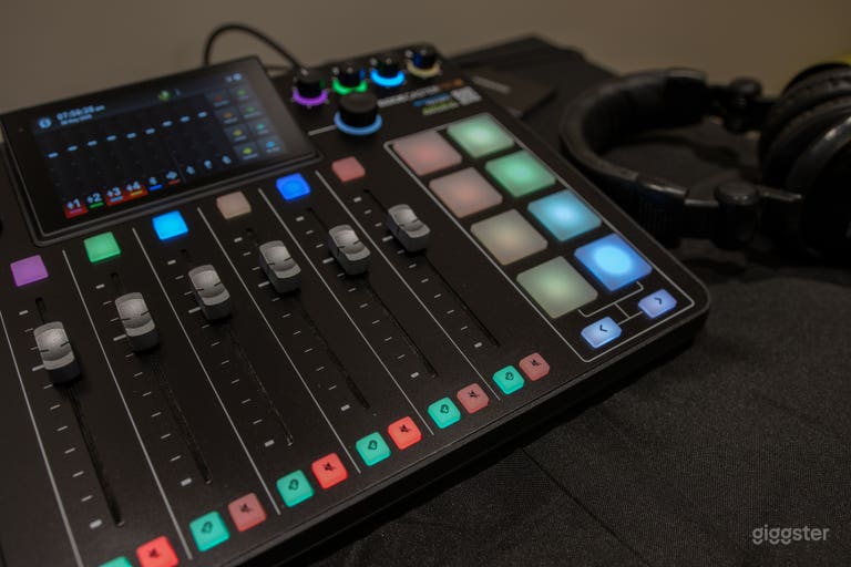  Modern, spacious, podcast studio 4 guests/mics 