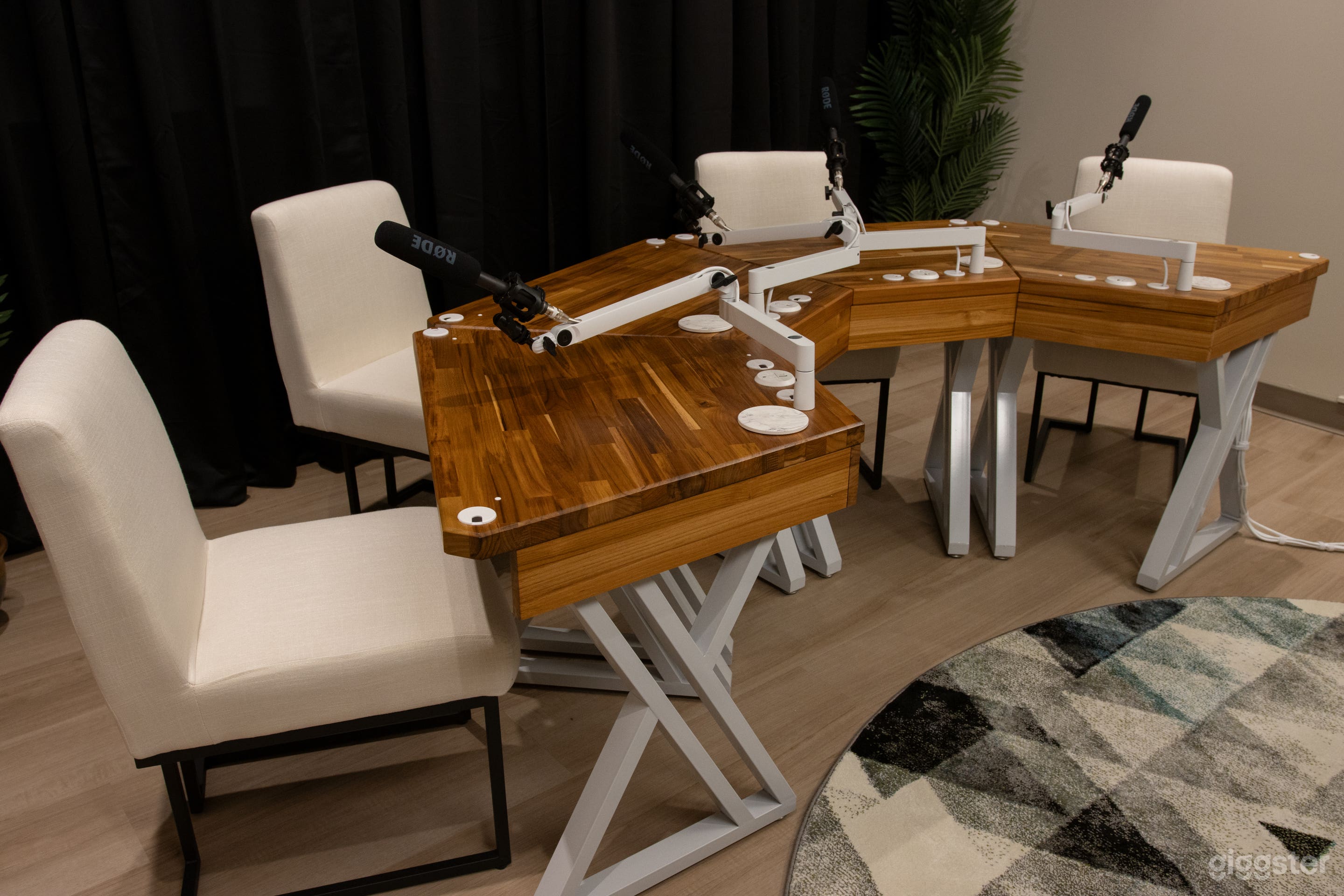 Modern, spacious, podcast studio 4 guests/mics Photo 4