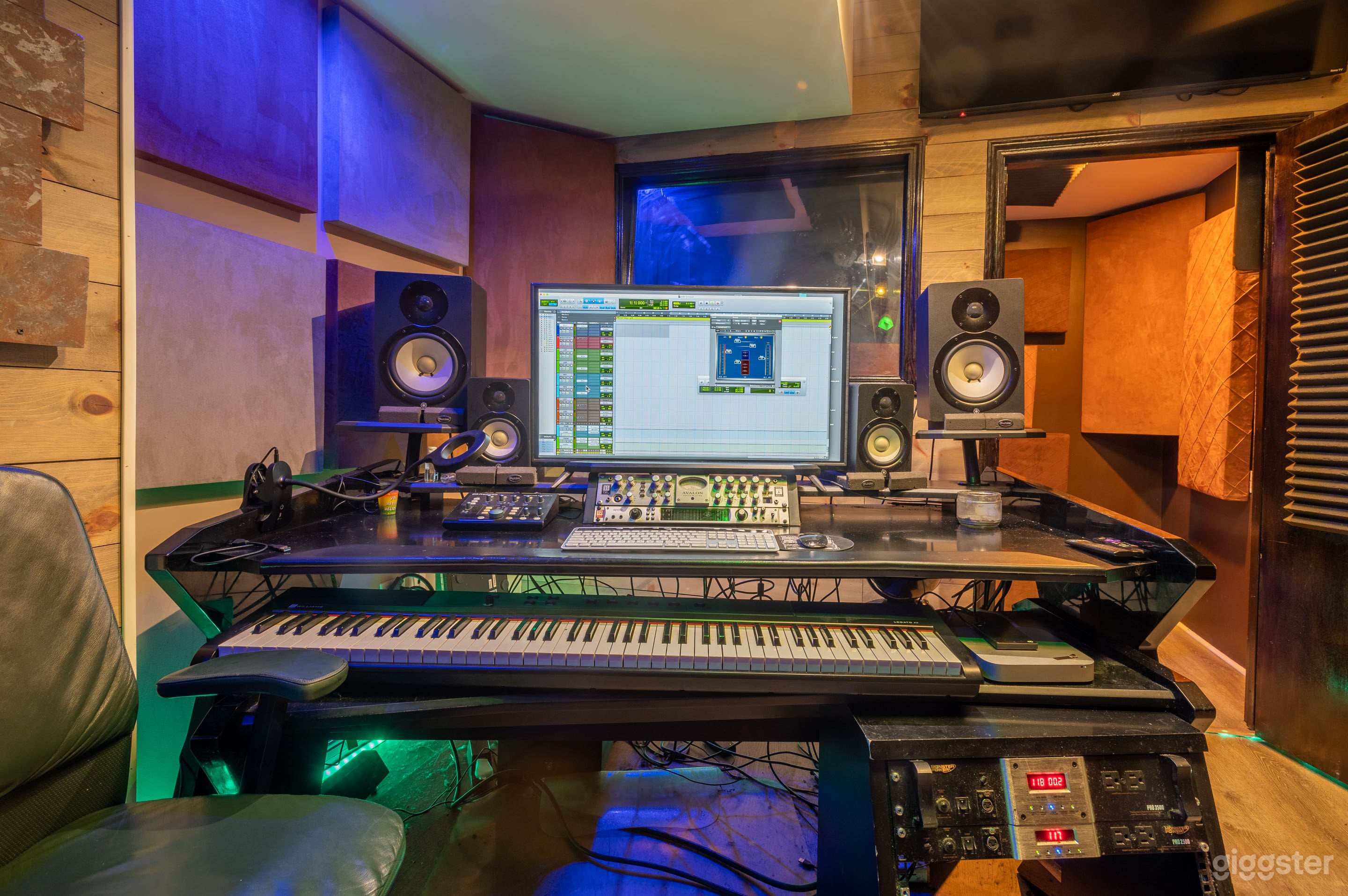 SOUTH-LOOP RECORDING STUDIO / GOLD ROOM (engineer incl) Photo 3