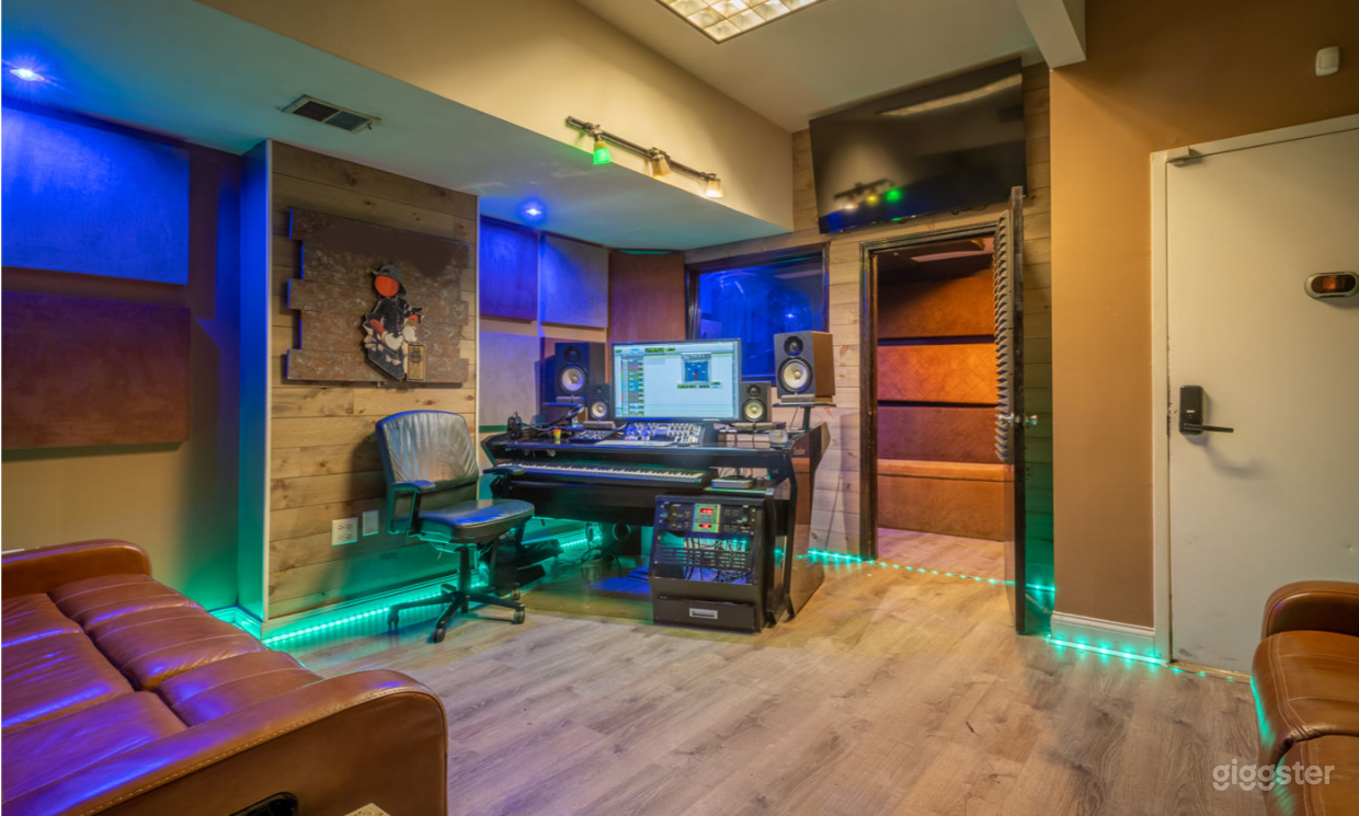 SOUTH-LOOP RECORDING STUDIO / GOLD ROOM (engineer incl) Photo 1