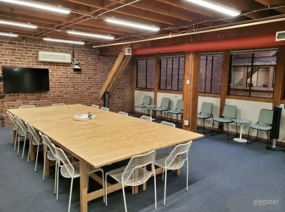 Beautiful Brick Walls Overlooking our Garden Atriu Photo 1