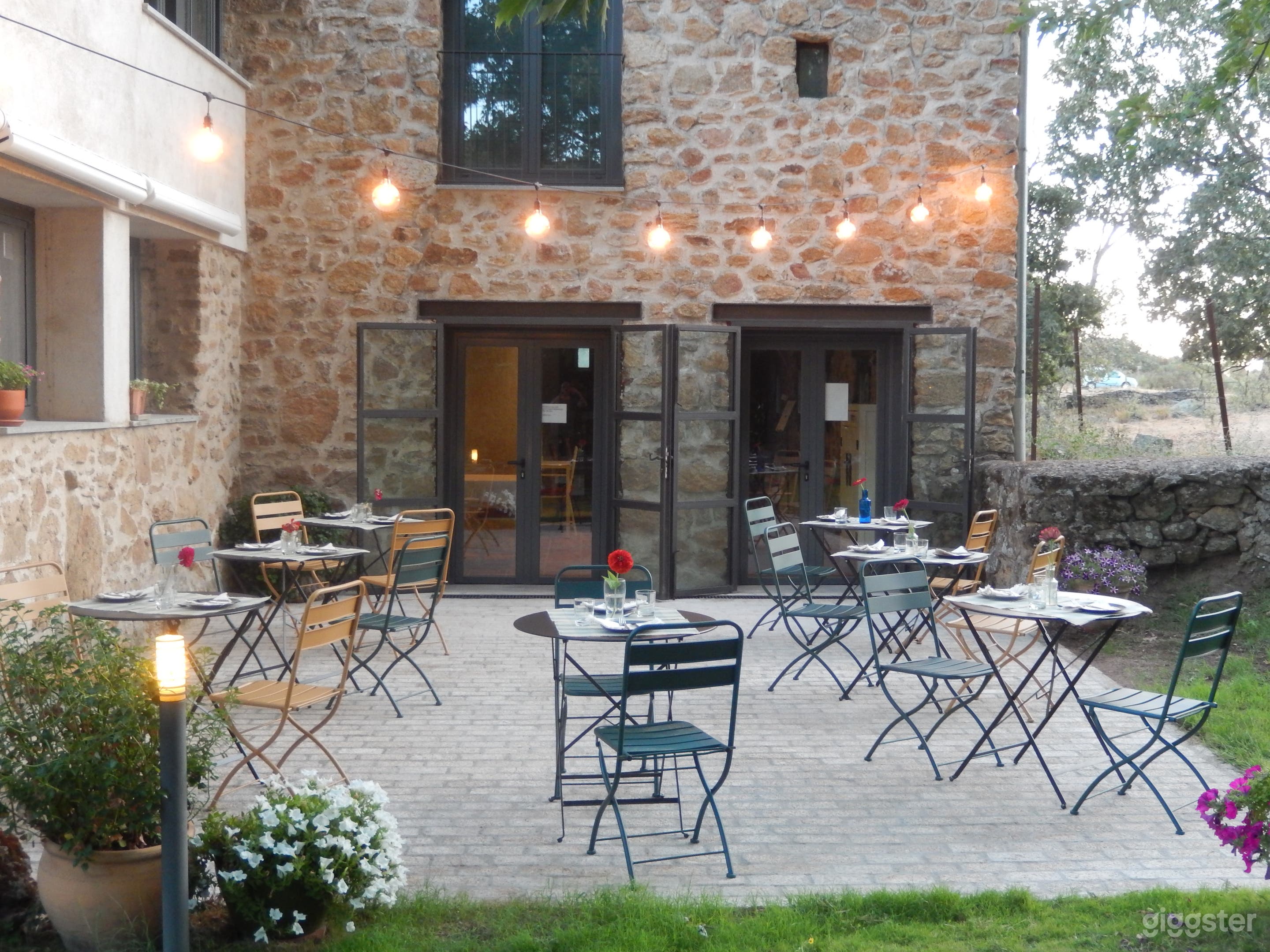 Restaurante mediterráneo de piedra para eventos y rodajes Foto 3