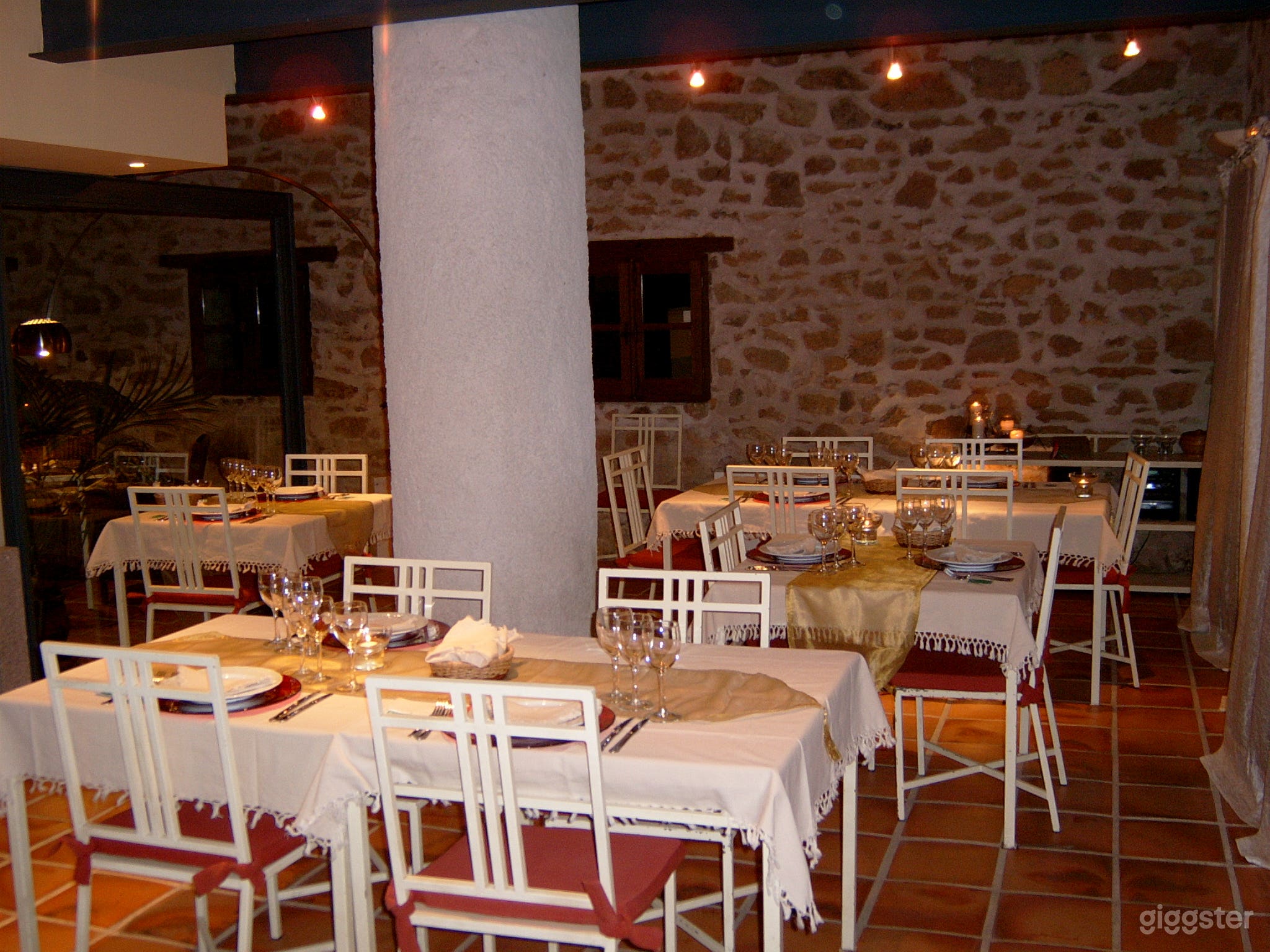 Restaurante mediterráneo de piedra para eventos y rodajes Foto 2