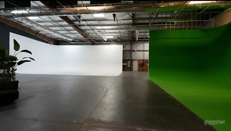  Studio de Production avec Murs Cyclorama & Scène d'Entrepôt 