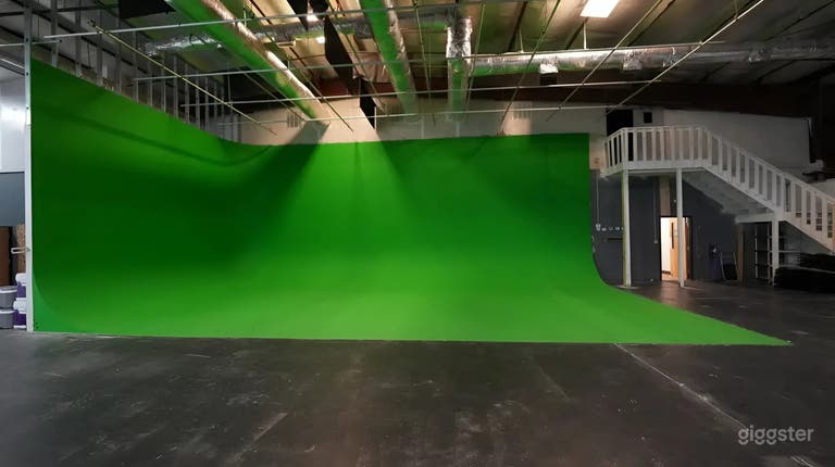  Studio de Production avec Murs Cyclorama & Scène d'Entrepôt 